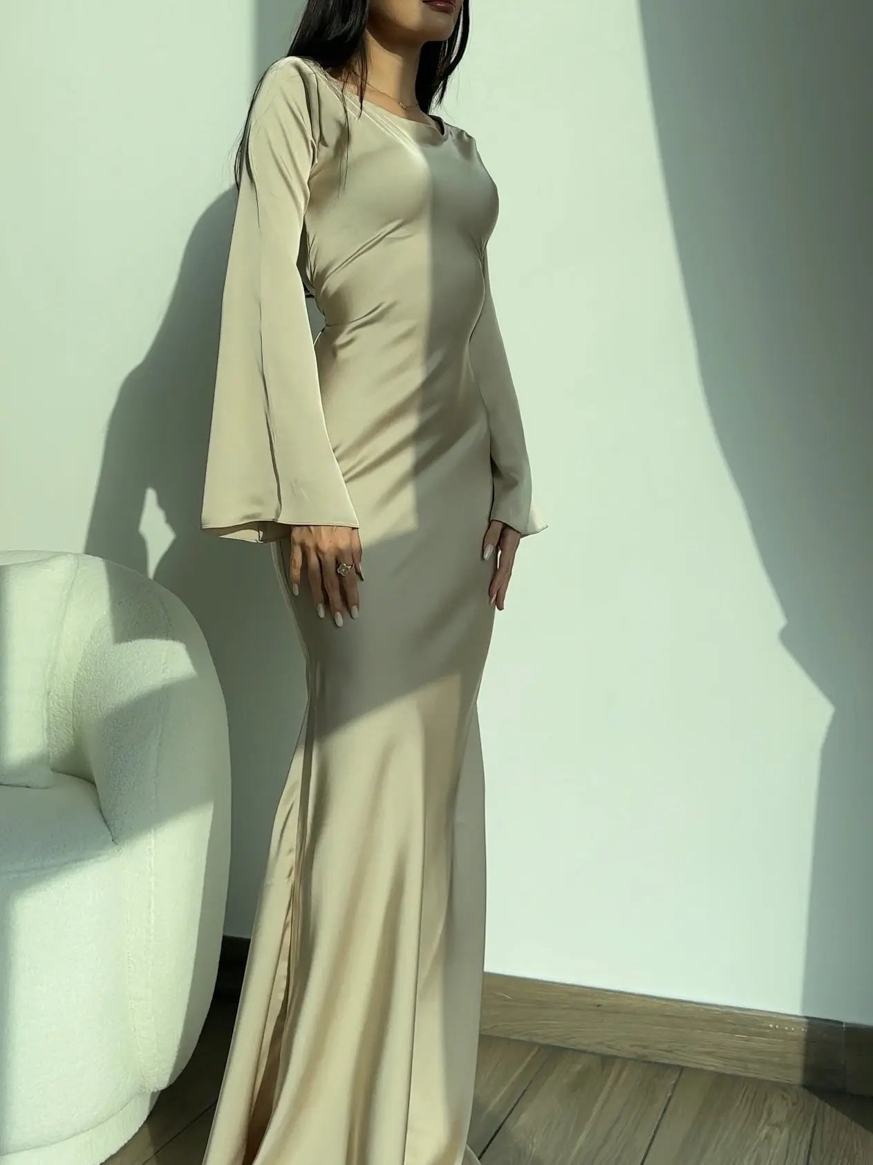 Elegancka | Satynowa sukienka maxi z długimi rękawami 3