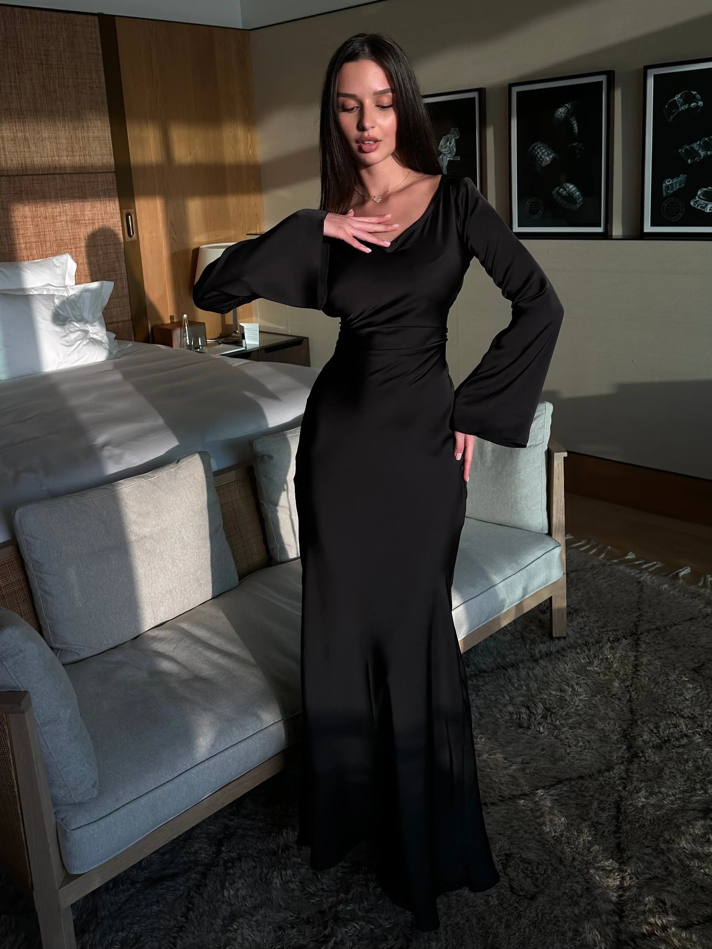 Elegancka | Satynowa sukienka maxi z długimi rękawami 5