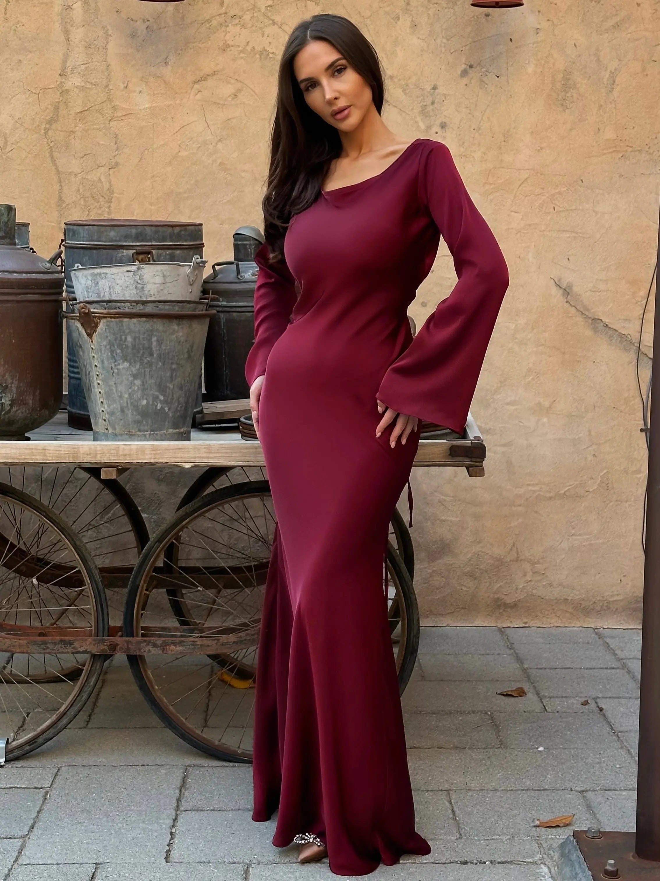 Elegancka | Satynowa sukienka maxi z długimi rękawami 9