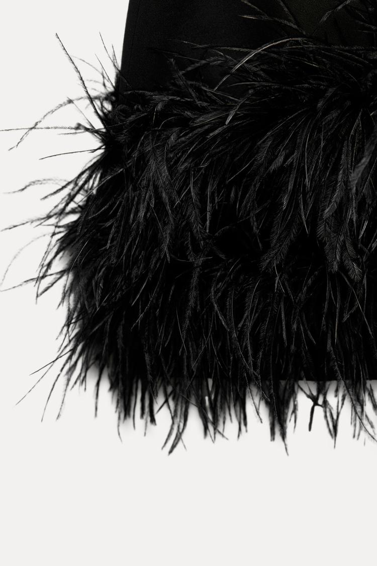 Sukienka mini z wykończeniem z piór