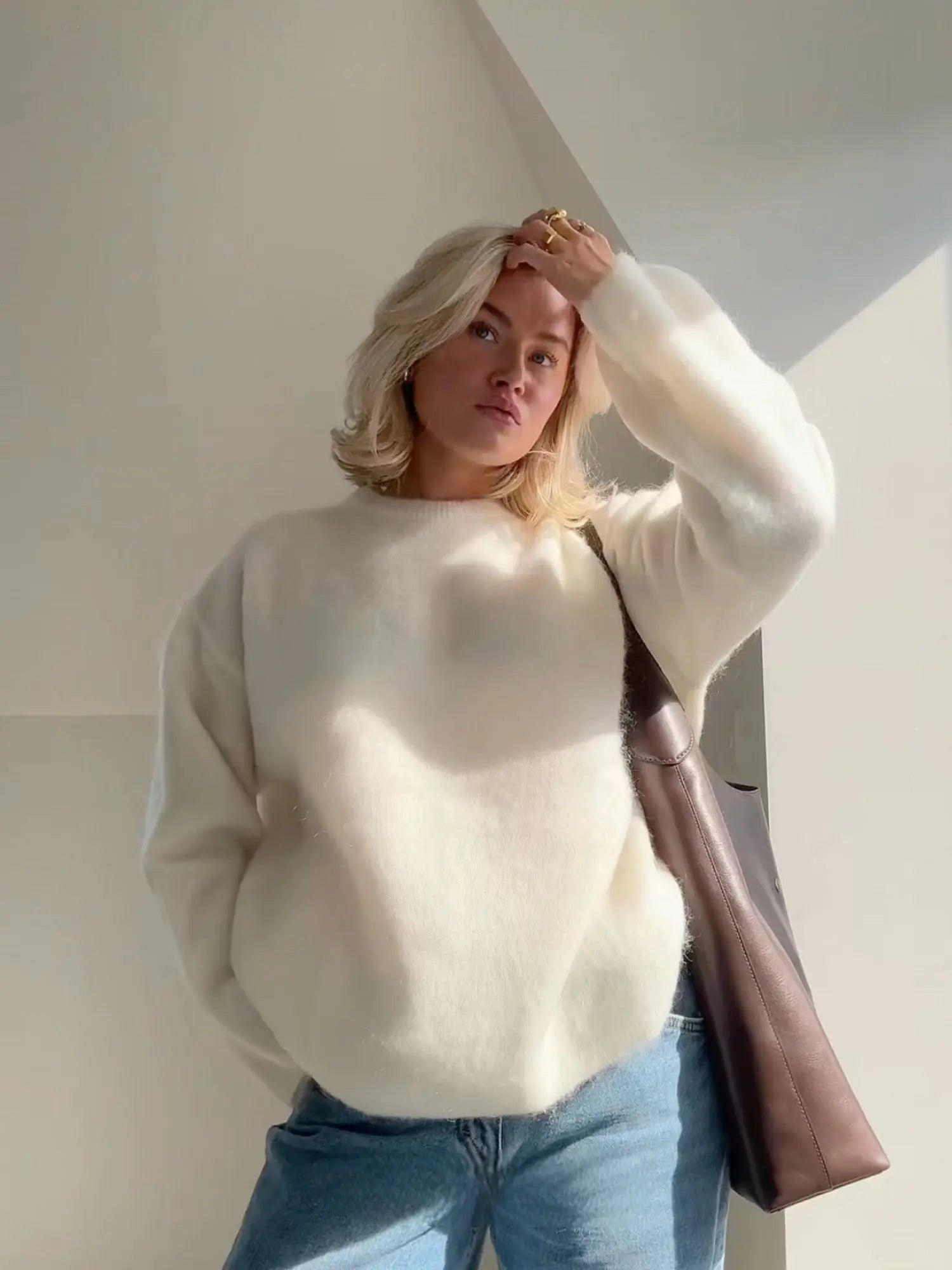 Sweter z przędzy moherowej o luźnym kroju